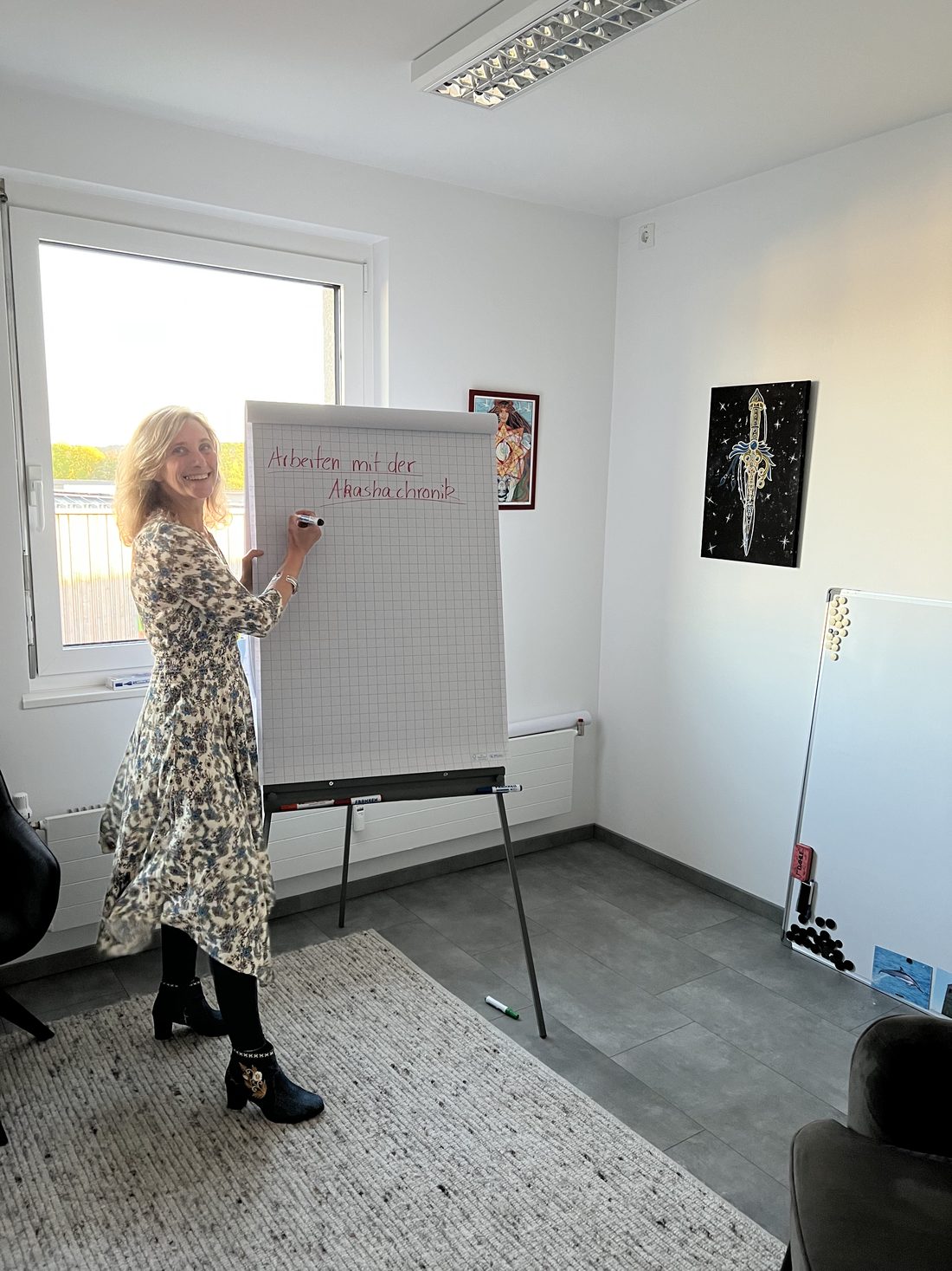 Monika Feuersänger am Flipchart zum Thema Akasha-Chronik